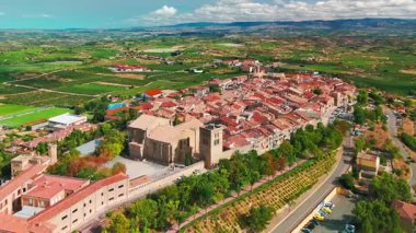 İspanya 'nın Bask Bölgesi' ndeki bağlarla çevrili ortaçağ güçlendirilmiş tepedeki Laguardia 'nın hava manzarası. Kuzey İspanya 'daki La Guardia eski kasabası