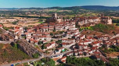 Ortaçağ köyü Frias, Burgos, Castilla Leon, kuzey İspanya 'nın havadan görünüşü. Manzaralı kırsal manzarayla çevrili tarihi bir şatosu olan pitoresk taş bir köy.