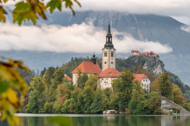 Bled Gölü, Slovenya, sonbahar manzarası. Gündoğumunda Slovenya 'da küçük bir adada Hac Kilisesi ile güzel bir göl. Ada, Maria ve Bled Castle 'ın Hüküm Giyme Kilisesi' yle kan gölüne döndü..