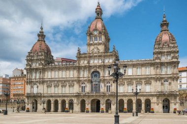 A Coruna, İspanya - 16 Temmuz 2024: Galiçya 'nın kuzeyindeki A Coruna kasabasındaki Plaza de Maria Pita' daki belediye binasının tarihi binası.