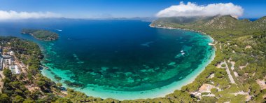 Playa de Formentor 'un Mallorca' daki Cala Pi de la Posada körfezindeki hava manzarası. Cap Formentor, Mayorka, Balear Adaları, İspanya 'da turkuaz sularda yüzen insanların olduğu çarpıcı bir sahil..