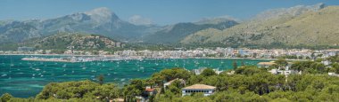 Port de Pollenca, İspanya - Mallorca, Balearic Adaları 'ndaki güzel panorama. Yazın demir atmış yelkenli tekneli turkuaz deniz koyunda. Manzara sahili, turizm, Akdeniz doğası, seyahat.