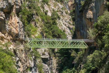 Ruta del Cares, yazın Picos de Europa Ulusal Parkı 'nda Cares Trail yürüyüş yolu, Cantabrian Dağları' nda Kastilya, Leon ve Asturias arasında bir biyosfer rezervi, Kuzey İspanya