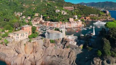 İtalya 'nın Liguria kentindeki Portofino tatil beldesinin hava manzarası. Ligurian kıyıları boyunca tarihi renkli binalarla çevrili demirlemiş yelkenlileri ve lüks yatları olan büyüleyici bir liman..