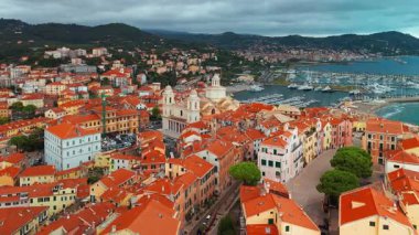 Liguria, kuzey İtalya 'daki Porto Maurizio kasabasının hava manzarası. Aziz Maurice Kilisesi 'nin önde gelen Katedral Bazilikası ve Şehitler Imperia bölgesinin tarihi kıyı manzarasına hakimdir..