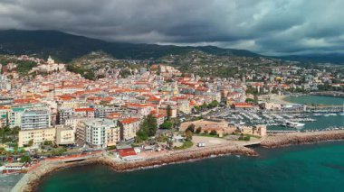 Kuzey İtalya, Liguria 'daki Sanremo lüks tatil köyünün hava manzarası. Yazın San Remo 'da güzel İtalyan Riviera sahilleri