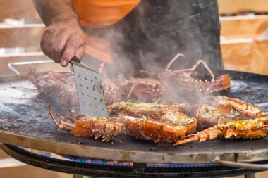 İspanya 'nın A Guarda kentinde düzenlenen geleneksel Istakoz Festivali' nde ızgara taze ıstakoz servis ediliyor. Kuzey İspanya 'nın Atlantik Okyanusu kıyısında yerel deniz ürünleri kutlaması.