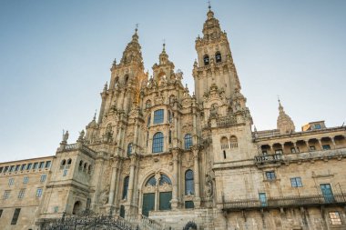 Kuzey İspanya, Galiçya 'da Santiago de Compostela Katedrali' nin tarihi binası. Ünlü Hristiyan hac yeri ve tarihi Camino de Santiago rotasının son durağı.