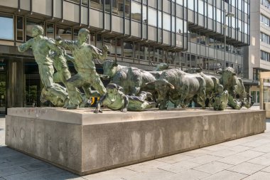 Pamplona, İspanya - 20 Ağustos 2024: Pamplona 'daki Bull Ring' in ana girişinde Rafael Huerta 'nın bronz heykeli, Boğa Koşusu Anıtı bulunuyor.