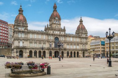 A Coruna, İspanya - 16 Temmuz 2024: Galiçya 'nın kuzeyindeki A Coruna kasabasındaki Plaza de Maria Pita' daki belediye binasının tarihi binası.