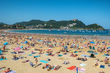 Donostia, İspanya - 22 Ağustos 2024: San Sebastian veya Donostia şehrinde turkuaz suları olan La Concha Sahili, İspanya, Bask Bölgesi, yaz boyunca. Kuzey İspanya 'da güzel bir yaz tatili.