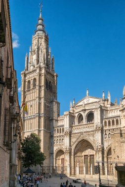 İspanya, Castilla-La Mancha 'daki Toledo' lu Aziz Mary Katedrali 'nin muhteşem tarihi cephesi. Toledo 'nun kalbindeki etkileyici Gotik bina.