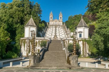 Bom Jesus, gün batımında Portekiz 'in kuzeyinde, Braga yakınlarında Tenolar' da Monte Mabet yapıyor. Barok mimarisi, manzaralı merdivenleri ve yemyeşil çevresi olan Katolik tapınağı..