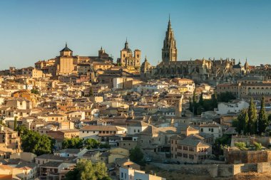İspanya, Castilla-La Mancha, Toledo 'nun tarihi şehir manzarasının gün doğumu manzarası. Toledo Katedrali Santa Maria ve UNESCO 'nun Dünya Mirası Alanındaki diğer tarihi yapılara sahip güzel bir ortaçağ şehri.