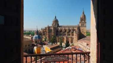 Kastilya ve Leon, İspanya 'daki Salamanca Katedrali' nin muhteşem tarihi cephesi. Salamanca şehrinin kalbindeki etkileyici Gotik bina. Yavaş çekim, sabit kamera görüntülerini ortaya çıkarıyor