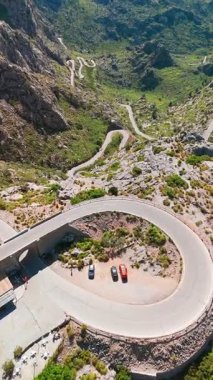 İspanya 'nın Balearic Adaları, Mallorca' daki ünlü Sa Calobra Yolu 'nun çarpıcı manzarası. Majorca adasındaki Tramuntana Dağları 'nda dolambaçlı, manzaralı bir yol. Ünlü Nus de sa Corbata