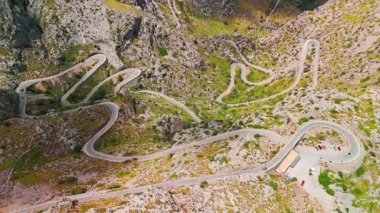İspanya 'nın Balearic Adaları, Mallorca' daki ünlü Sa Calobra Yolu 'nun çarpıcı manzarası. Majorca adasındaki görkemli Tramuntana Dağları 'ndan geçen dolambaçlı manzaralı bir yol..