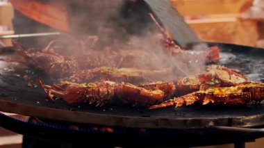 İspanya 'nın A Guarda kentinde düzenlenen geleneksel Istakoz Festivali' nde ızgara taze ıstakoz servis ediliyor. Kuzey İspanya 'nın Atlantik Okyanusu kıyısında yerel deniz ürünleri kutlaması.