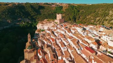 Alcala del Jucar ortaçağ kasabasının Albacete vilayetindeki Jucar nehri kıvrımları arasındaki uçurumdaki havadan görünüşü, Kastilya-La Mancha, İspanya