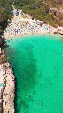 İspanya 'nın Balearic Adaları, Mallorca' daki Cala Llombards plajının yukarıdan görünüşü. Turkuaz su limanı ve beyaz kumsal sahili ile Akdeniz kıyılarını sersemletiyor. Mallorca seyahat noktaları