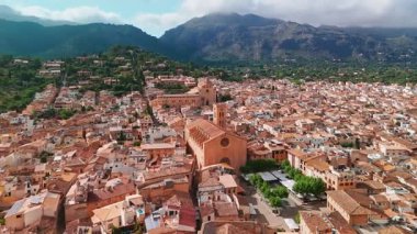İspanya 'nın Balear Adaları, Mallorca' daki Pollensa kentinin hava manzarası. Santa Maria de Pollenca Kilisesi, Esglesia de Monti-Sion ve Mayorka adasının diğer tarihi binaları..