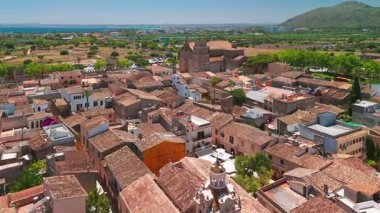 İspanya 'nın Balear Adaları' ndaki güneşli bir günde Mallorca 'nın güzel Alcudia kasabasının hava manzarası. St. Jaume Kilisesi ve Mayorka adasındaki diğer tarihi binalar.