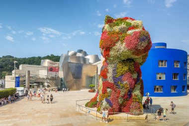 Bilbao, İspanya - 10 Ağustos 2024: Jeff Koons Puppy heykeli, Guggenheim Müzesi Bilbao, modern ve çağdaş bir sanat müzesi ve Bask ülkesinin simgesel simgesi olan çiçek standlarından yapılmıştır..