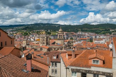 Kuzey İspanya 'nın Galiçya kentindeki Ourense Katedrali, Iglesia de Santa Maria Madre ve geleneksel İspanyol mimarisine sahip diğer tarihi binaların bulunduğu şehir..