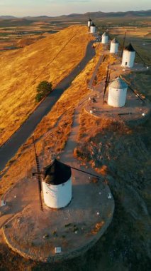 İspanya, Castilla-La Mancha 'daki Consuegra' nın tarihi yel değirmenlerinin hava manzarası. Don Kişot karakterinin eski tarihi yel değirmenleri sabah vakti tepede. Molinos de Viento de Consuegra