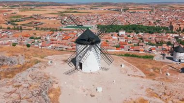 İspanya, Castilla-La Mancha, Consuegra 'nın tarihi rüzgar değirmenlerinin hava manzarası. Güneşli bir günde tepelerde Don Kişot karakterinin eski tarihi yel değirmenleri. Molinos de Viento de Consuegra