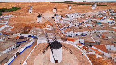 Campo de Criptana 'nın tarihi yel değirmenlerinin havadan görünüşü, Castilla-La Mancha, İspanya. Don Kişot 'un tepelerdeki eski tarihi yel değirmenleri. Molinos de Viento de Campo de Criptana