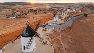 Günbatımında Consuegra 'nın tarihi yel değirmenlerinin havadan görünüşü, Castilla-La Mancha, İspanya. Akşam ışığında tepelerde Don Kişot 'un eski tarihi yel değirmenleri. Molinos de Viento de Consuegra