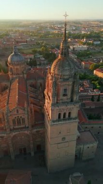 Gündoğumunda Salamanca 'nın tarihi şehir manzarası Castilla y Leon, İspanya. Ortaçağ şehri, Salamanca Katedrali, Torre del Clavero ve tarihi üniversite. UNESCO Dünya Mirası Alanı
