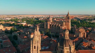 Günbatımında Salamanca 'nın tarihi şehir manzarası Castilla y Leon, İspanya. Salamanca Katedrali, Torre del Clavero ve tarihi üniversitesi olan ortaçağ şehri. UNESCO Dünya Mirası Alanı