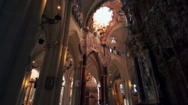 Toledo, İspanya - 24 Haziran 2024: Toledo Katedrali Tarihi Transparente, ayrıca 3D Altaris olarak da bilinir. Avrupa 'nın en olağanüstü Barok başyapıtlarından biri.