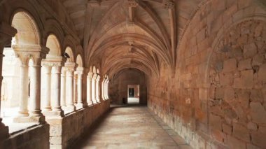 Galiçya 'daki Santo Estevo de Ribas de Sil Manastırı' nda ortaçağ atari salonu. Romanesk ve Gotik mimari. Tarihsel dini mekan ve Kuzey İspanya 'da muhafaza edilen kültür mirası.