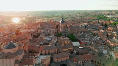 Günbatımında Toledo 'nun tarihi şehir manzarası Castilla-La Mancha, İspanya. Toledo Katedrali, Santa Mari Katedrali, UNESCO Dünya Mirası Alanı ile güzel bir ortaçağ şehri..