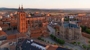 İspanya 'nın kuzeyinde Castilla y Leon' daki Astorga kasabasının hava manzarası. Tarihi ortaçağ Eski Kasabası ve Camino de Santiago hac yolu boyunca önemli bir durak. Gün doğumunda Katedral ve Piskoposluk Sarayı