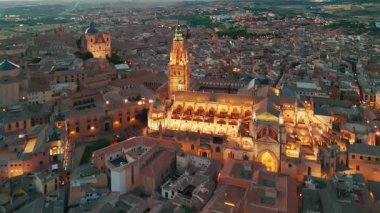 İspanya, Castilla-La Mancha, Toledo 'nun tarihi şehir manzarası. Toledo Alcazar, Santa Maria Katedrali ve diğer tarihi binalarla aydınlatılmış ortaçağ şehri.