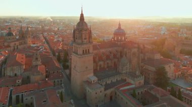 Gündoğumunda Salamanca 'nın tarihi şehir manzarası Castilla y Leon, İspanya. Ortaçağ şehri, Salamanca Katedrali, Torre del Clavero ve tarihi üniversite. UNESCO Dünya Mirası Alanı