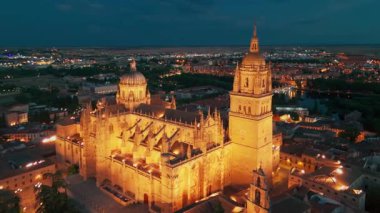 Geceleri Salamanca 'nın tarihi şehir manzarası Castilla y Leon, İspanya. Salamanca Katedrali, Torre del Clavero ve tarihi üniversite de dahil olmak üzere ortaçağ simgeleri aydınlandı..