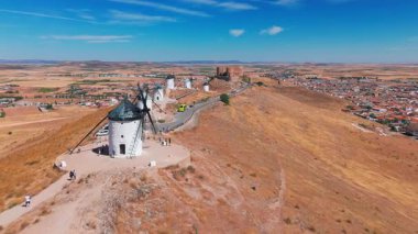 İspanya, Castilla-La Mancha, Consuegra 'nın tarihi rüzgar değirmenlerinin hava manzarası. Güneşli bir günde tepelerde Don Kişot karakterinin eski tarihi yel değirmenleri. Molinos de Viento de Consuegra