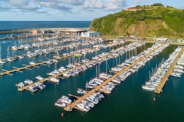Laredo 'nun havadan görünüşü, Cantabria, kuzey İspanya. Playa La Salve de Laredo plajı yazın. İspanya 'nın kuzeyinde güzel bir seyahat yeri. Kumsal ve marina.