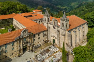 İspanya, Galiçya 'daki Santo Estevo de Ribas de Sil Manastırı' nın havadan görünüşü. Orman tepeleriyle çevrili Romanesk ve Gotik mimari. Tarihi dini mekan ve kültür mirası.