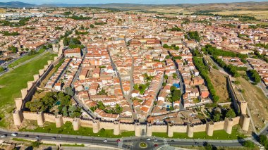 İspanya 'nın tarihi Avila kentini çevreleyen ortaçağ taş duvarlarının havadan görünüşü. Avila 'nın eski kentinin insansız hava aracı görüntüsü, ortaçağ mimarisinin önemli bir örneği ve UNESCO Dünya Mirası Sitesi.