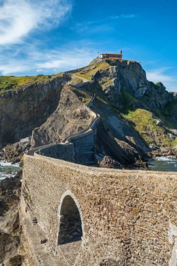 San Juan de Gaztelugatxe, Bask Bölgesi, İspanya. San Juan de Gaztelugatxe 'nin kayalık adanın tepesindeki inziva yeri..