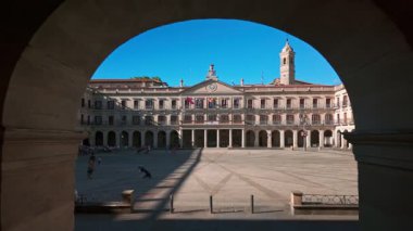 Vitoria-Gasteiz, İspanya - 16 Ağustos 2024: İspanyol Bask ülkesinin Vitoria-Gasteiz kentinin ana meydanı Plaza de Espana üzerinde görüş. Tarihi eser ve merkezi kültür toplanma yeri.