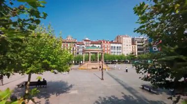 Pamplona, İspanya - 20 Ağustos 2024: Pamplona, Navarra, İspanya 'daki tarihi Plaza del Castillo manzarası. Merkez meydandaki güzel çardak. 