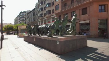 Pamplona, İspanya - 20 Ağustos 2024: Pamplona 'daki Bull Ring' in ana girişinde Rafael Huerta 'nın bronz heykeli, Boğa Koşusu Anıtı bulunuyor.
