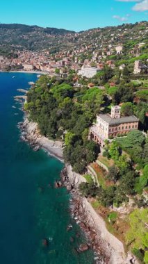 İtalya 'nın Liguria kentindeki San Michele di Pagana tatil köyünün hava manzarası. Zarif tarihi binalarla çarpıcı bir kıyı manzarası. İtalyan Rivierası 'nda lüks bir seyahat yeri..